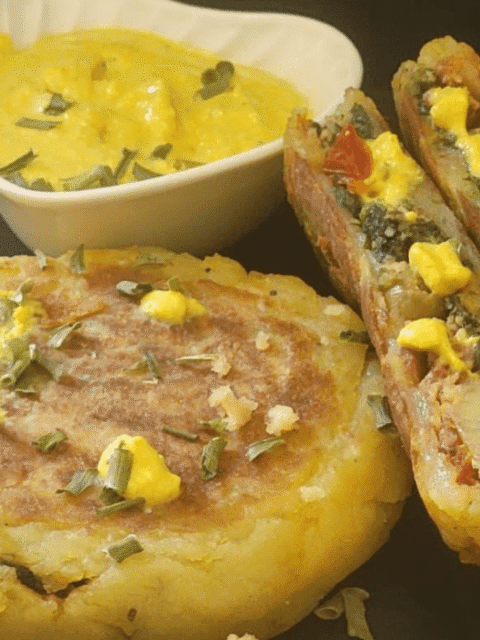 Pancakes salati su piatto ardesia nero e crema di colore giallo