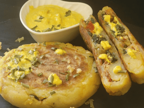 Pancakes salati su piatto ardesia nero e crema di colore giallo