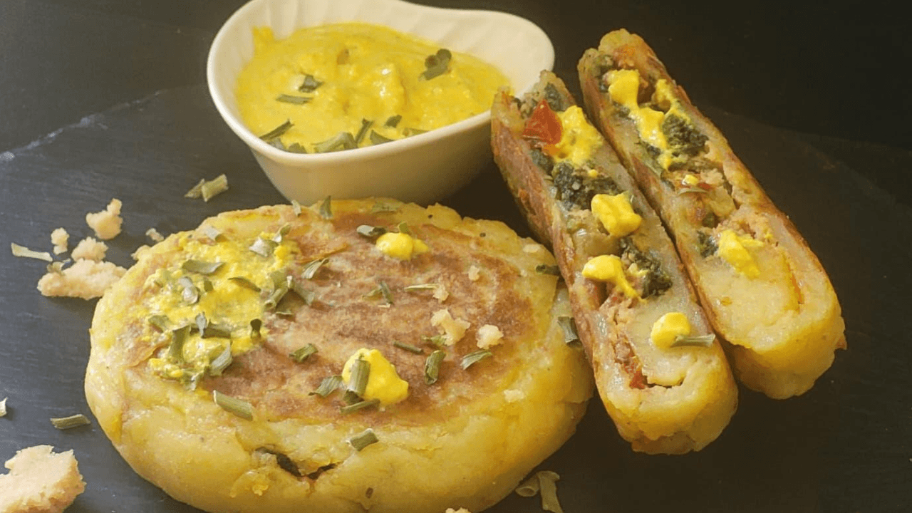 Pancakes salati su piatto ardesia nero e crema di colore giallo