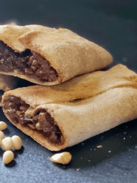 Biscotti ripieni su piatto ardesia nera