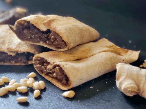 Biscotti ripieni su piatto ardesia nera