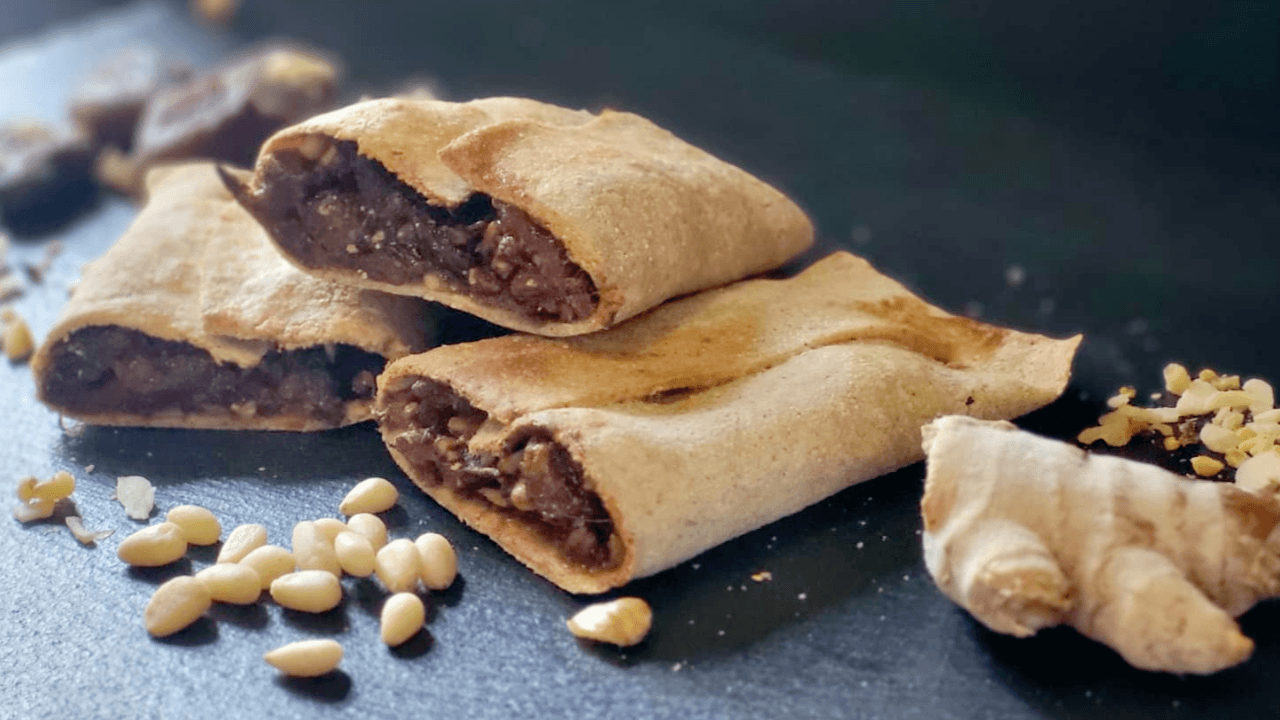 Biscotti ripieni su piatto ardesia nera
