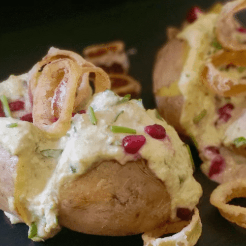 Baked potatoes ripiene di hummus e panna acida : le patate al cartoccio con la buccia