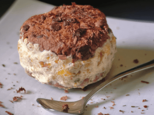 Biscotto gelato su piatto bianco