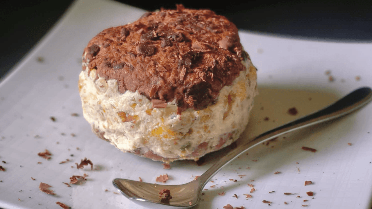 Biscotto gelato su piatto bianco