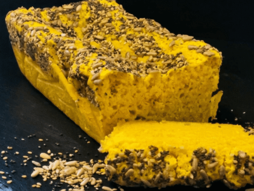 Pane giallo con semi su piatto ardesia nero