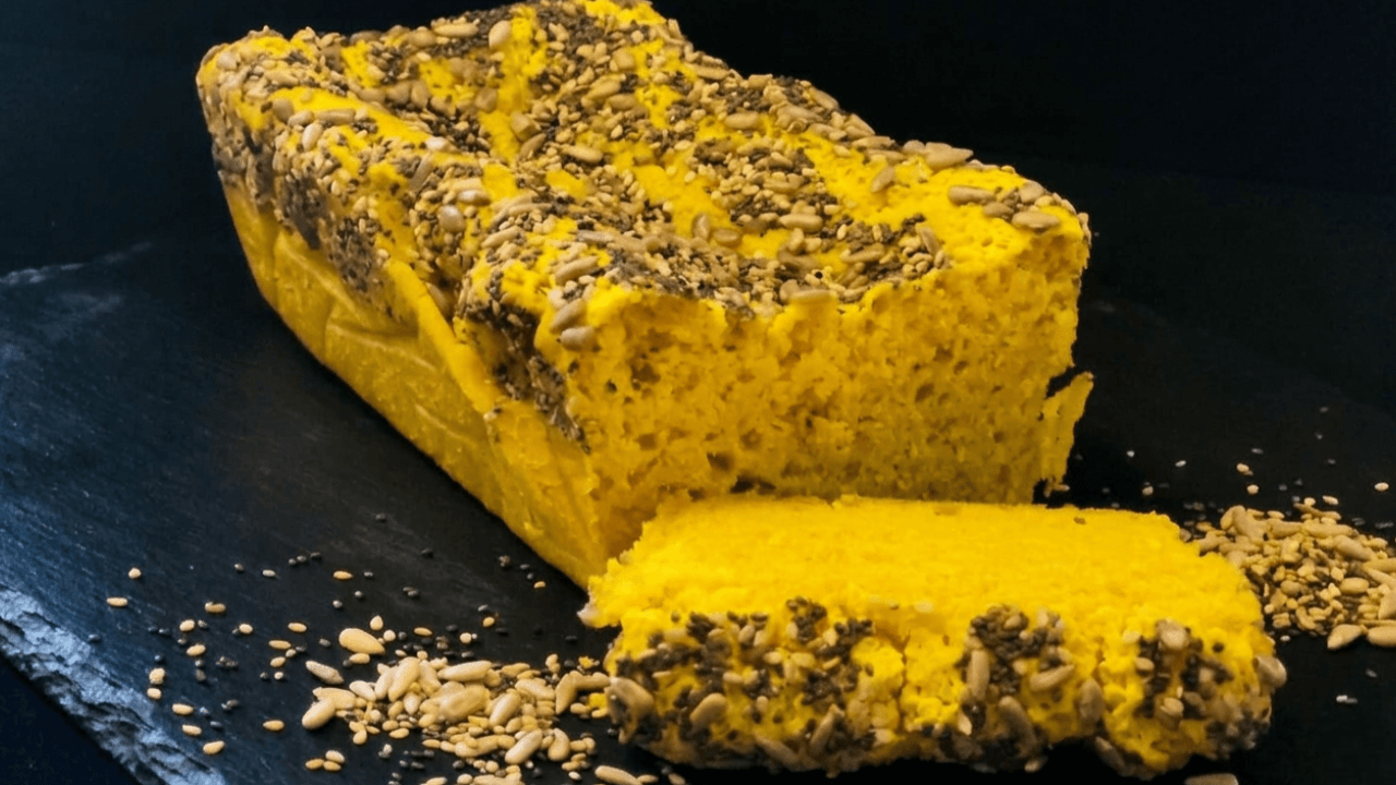 Pane giallo con semi su piatto ardesia nero
