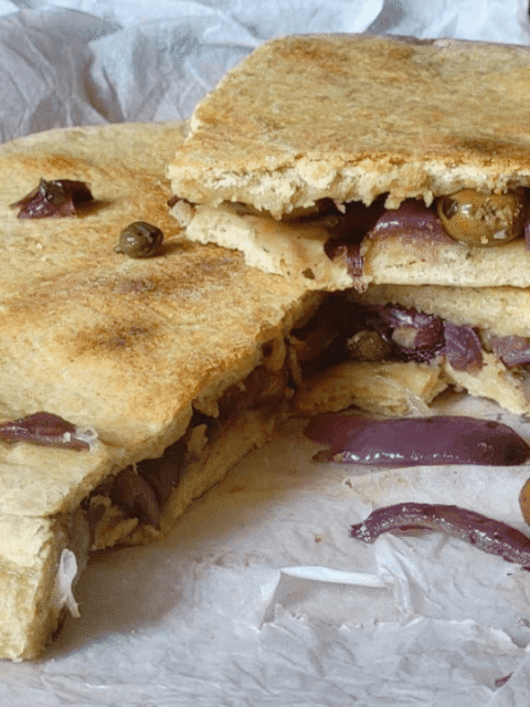 Focaccia ripiena rustica su tagliere di legno