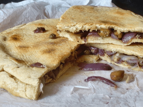Focaccia ripiena rustica su tagliere di legno