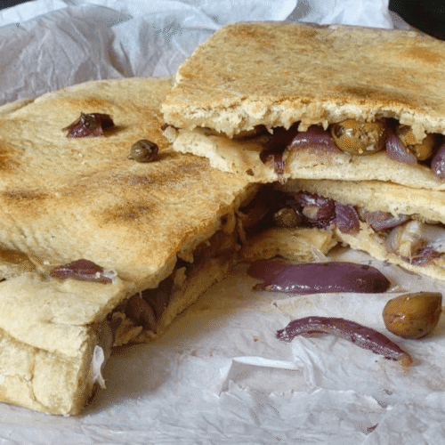 Focaccia ripiena rustica medievale in padella : cipolla rossa,olive,capperi e basilico