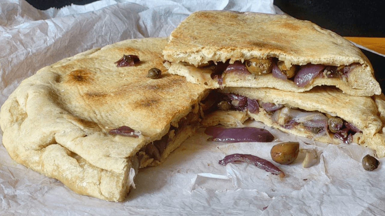 Focaccia ripiena rustica su tagliere di legno