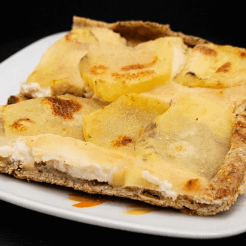 Schiacciata con patate,stracchino e formaggio a fette