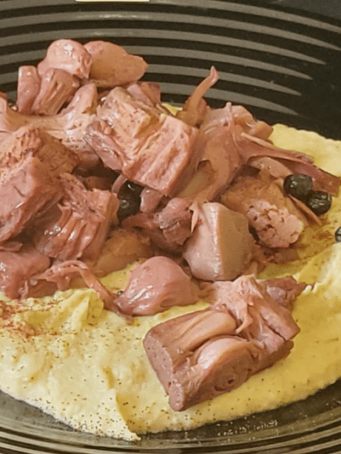 Jackfruit su hummus di ceci in piatto nero