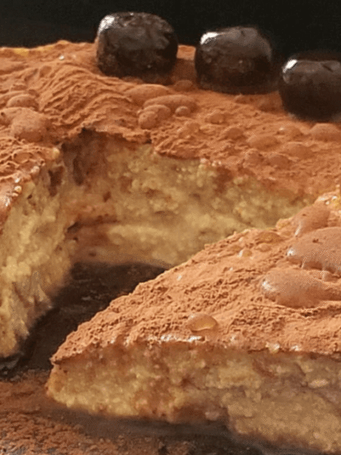 Torta al cappuccino vegan su piatto ardesia nero