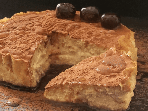 Torta al cappuccino vegan su piatto ardesia nero