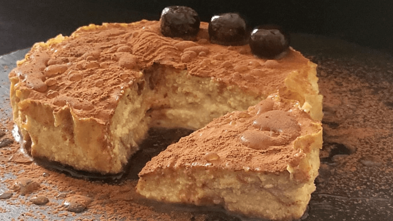 Torta al cappuccino vegan su piatto ardesia nero