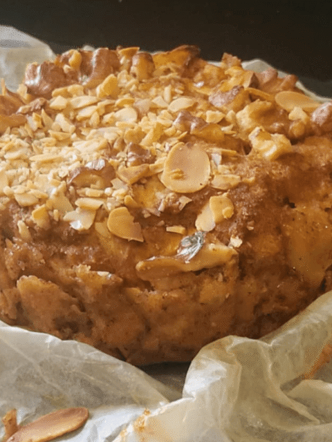 Torta vegana di mele e pane medievale su piatto ardesia nero