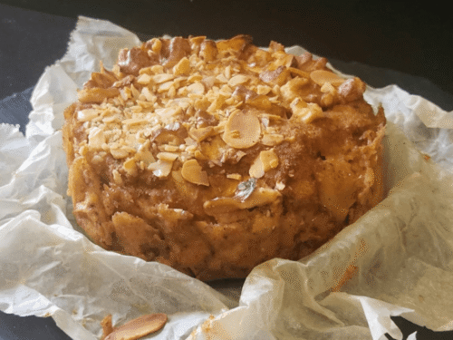 Torta vegana di mele e pane medievale su piatto ardesia nero