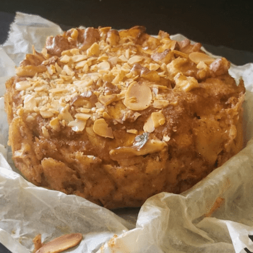 Torta medievale di pane con mele e frutta secca