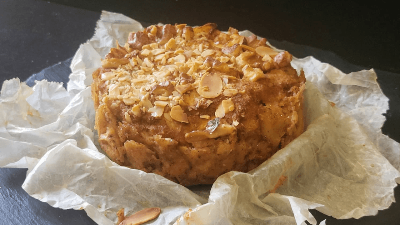 Torta vegana di mele e pane medievale su piatto ardesia nero