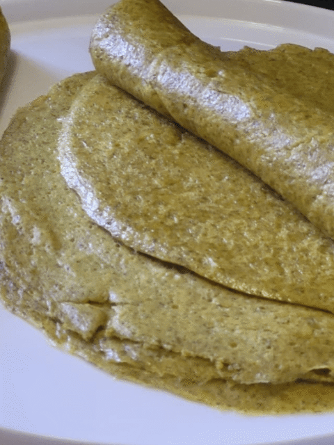 Crepes di riso basmati senza glutine su piatto rotondo bianco
