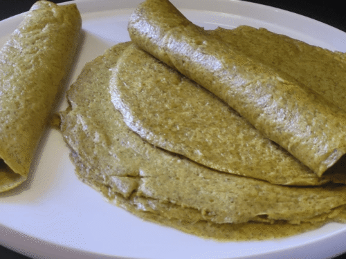 Crepes di riso basmati senza glutine su piatto rotondo bianco