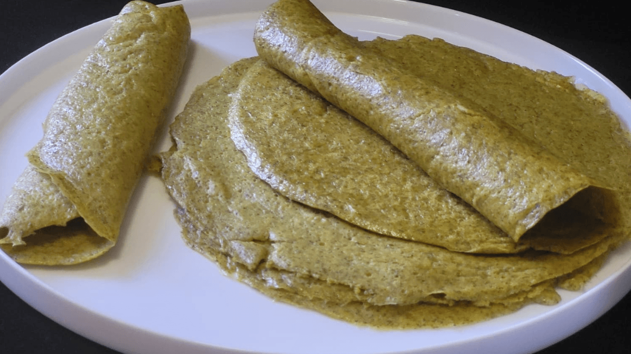 Crepes di riso basmati senza glutine su piatto rotondo bianco