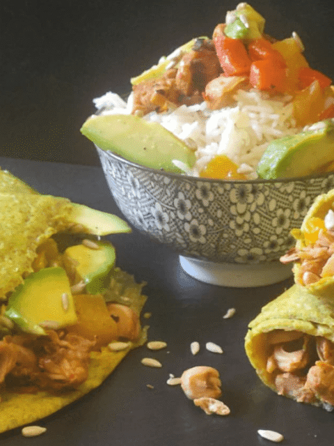 Crepes alla Messicana con jackfruit,avocado e peperoni con riso basmati su piatto ardesia nero