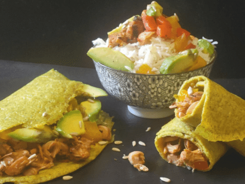 Crepes alla Messicana con jackfruit,avocado e peperoni con riso basmati su piatto ardesia nero