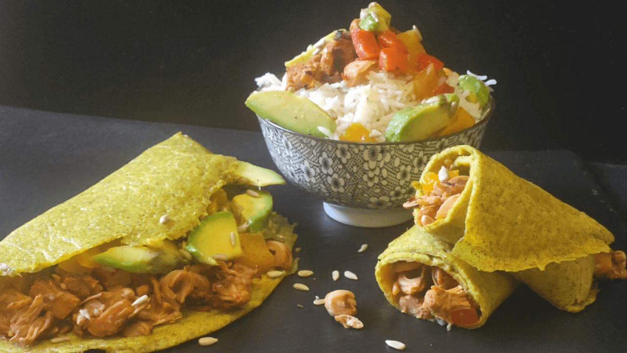 Crepes alla Messicana con jackfruit,avocado e peperoni con riso basmati su piatto ardesia nero