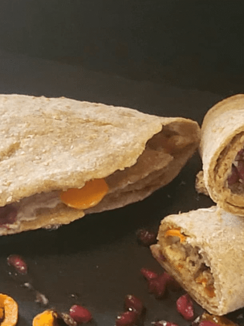 Crespelle medievali integrali robiola veg,carote e melograno