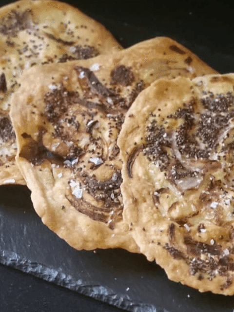 Pane lavash croccante : pane armeno su piatto ardesia nero