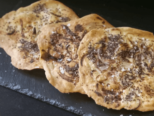 Pane lavash croccante : pane armeno su piatto ardesia nero