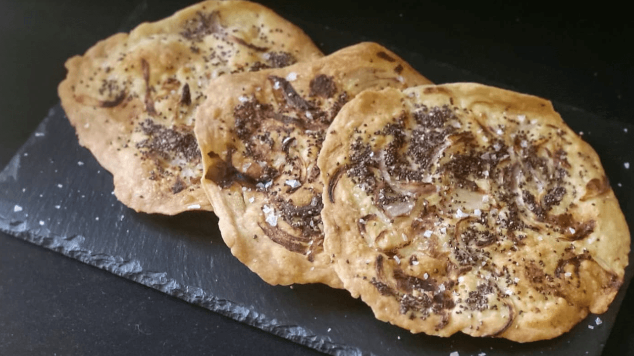 Pane lavash croccante : pane armeno su piatto ardesia nero