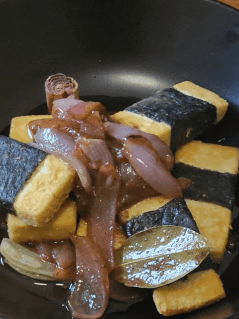 Tranci di tofu di mare in carpione con pesche