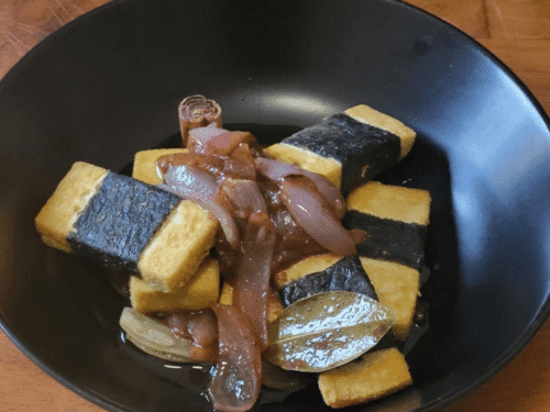 Tranci di tofu di mare in carpione con pesche