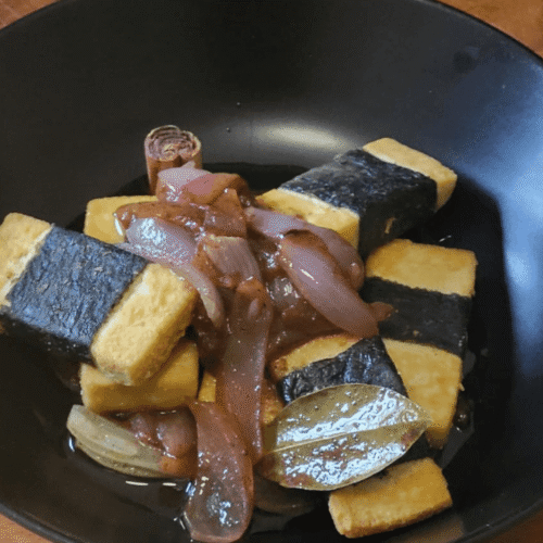 Tofu in carpione speziato alle pesche: l’antica ricetta Medievale del pesce in versione vegana e moderna
