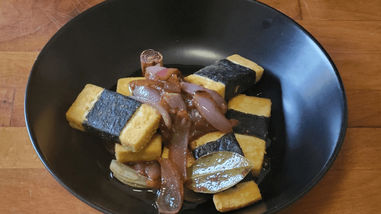Tranci di tofu di mare in carpione con pesche