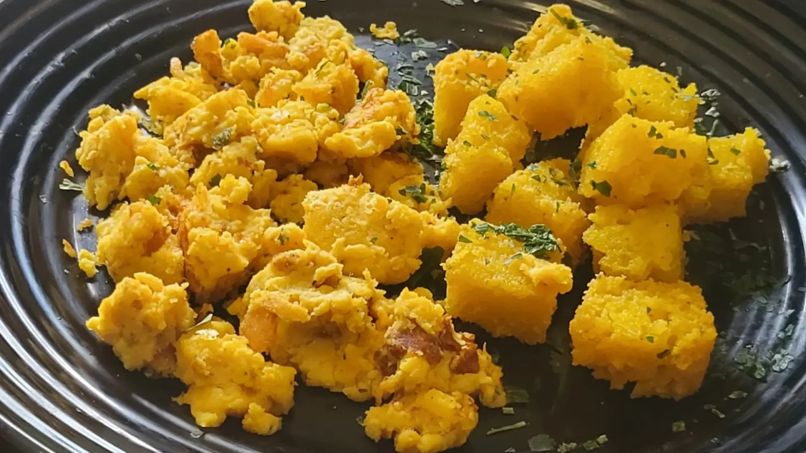 Uova strapazzate con cubotti di pane al pesce d’uovo
