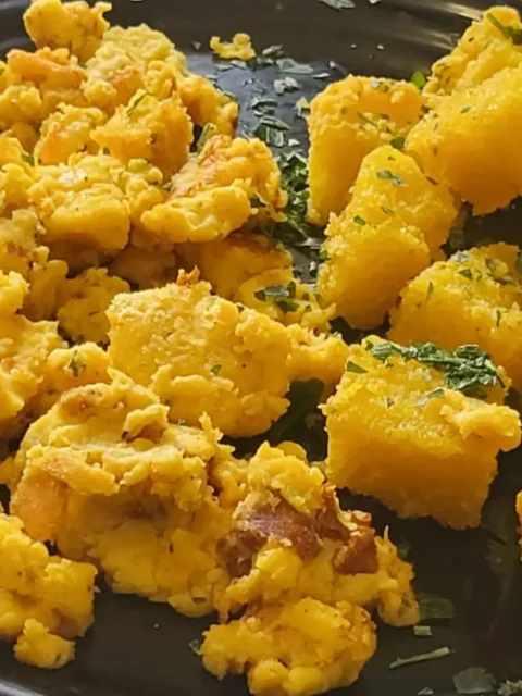 Uova strapazzate con cubotti di pane al pesce d’uovo