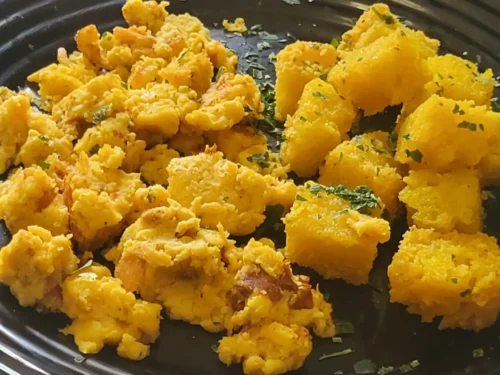 Uova strapazzate con cubotti di pane al pesce d’uovo