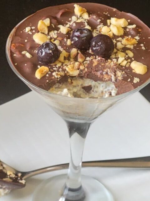 Semifreddo yogurt soia,cocco e chia con cioccolato croccante