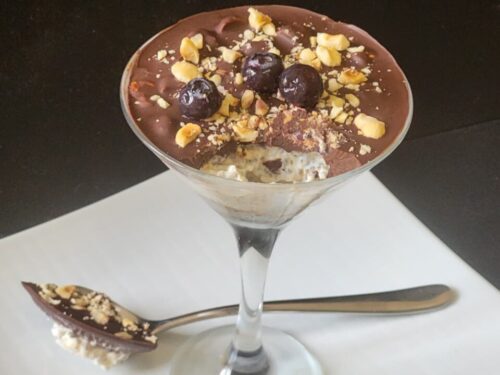 Semifreddo yogurt soia,cocco e chia con cioccolato croccante