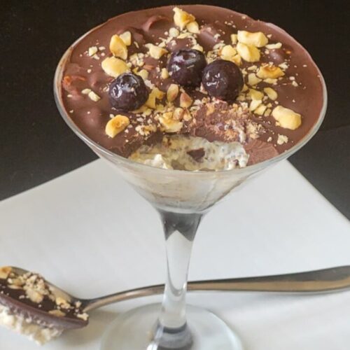 Yogurt,cocco e chia: il semifreddo proteico con base croccante