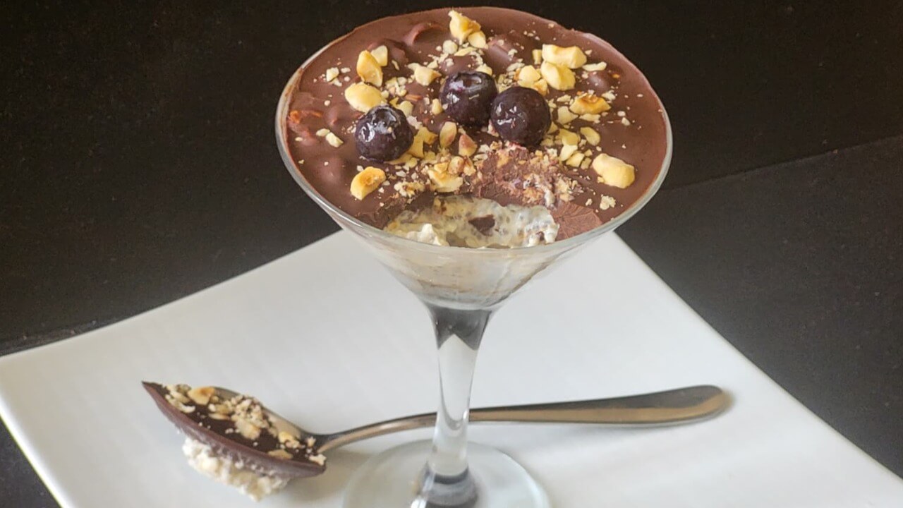 Semifreddo yogurt soia,cocco e chia con cioccolato croccante