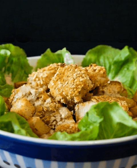 Caesar salad con jackfruit fritto e ceci croccanti
