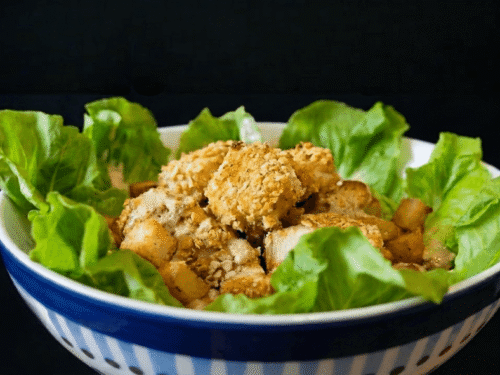Caesar salad con jackfruit fritto e ceci croccanti