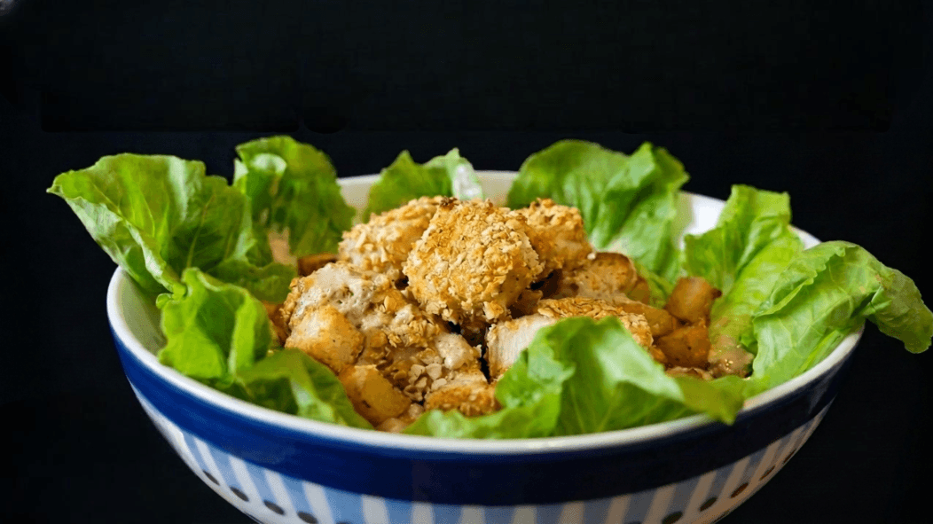 Caesar salad con jackfruit fritto e ceci croccanti