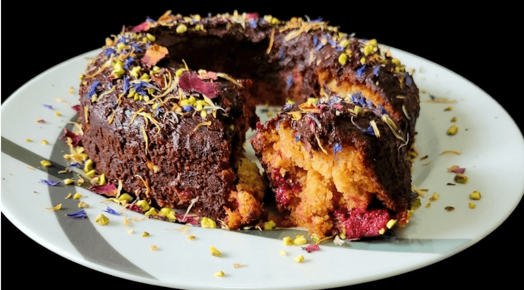 Ciambella acqua e arancia con ganache cioccolato e fiori eduli