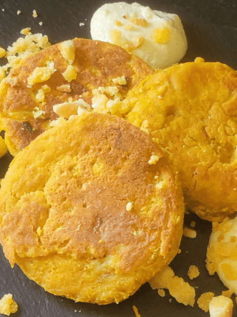 Frittatine di lupini ,maionese di anacardi crudista e crumble alle mandorle
